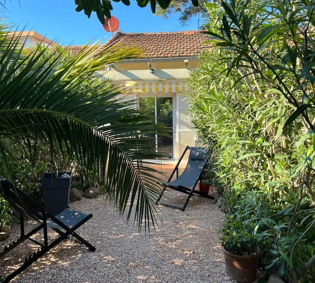 Yugen Palladio - Fully Renovated Studio On A Prime Location, Direct Beach Access, Heated Pool, Private Terrace & Patio, Private Parking Lot Saint-Raphael  France