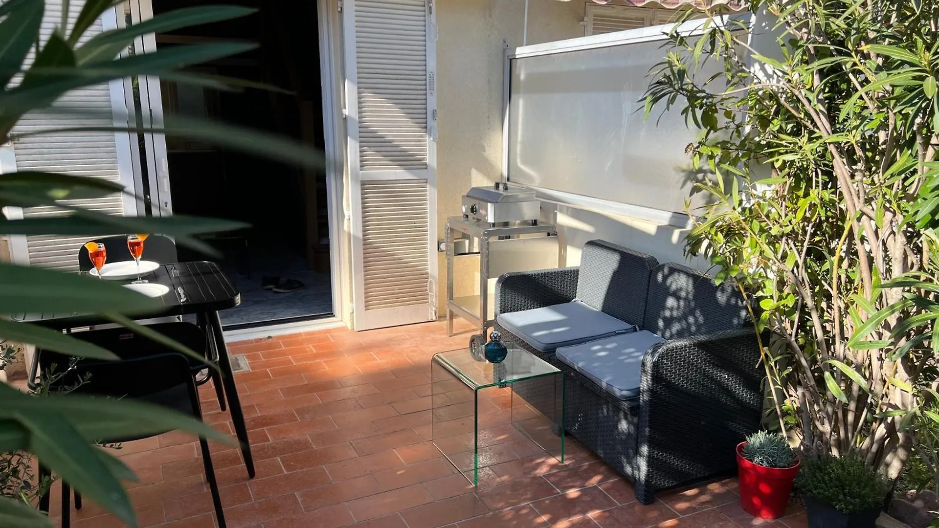 Yugen Palladio - Fully Renovated Studio On A Prime Location, Direct Beach Access, Heated Pool, Private Terrace & Patio, Private Parking Lot Saint-Raphael  France