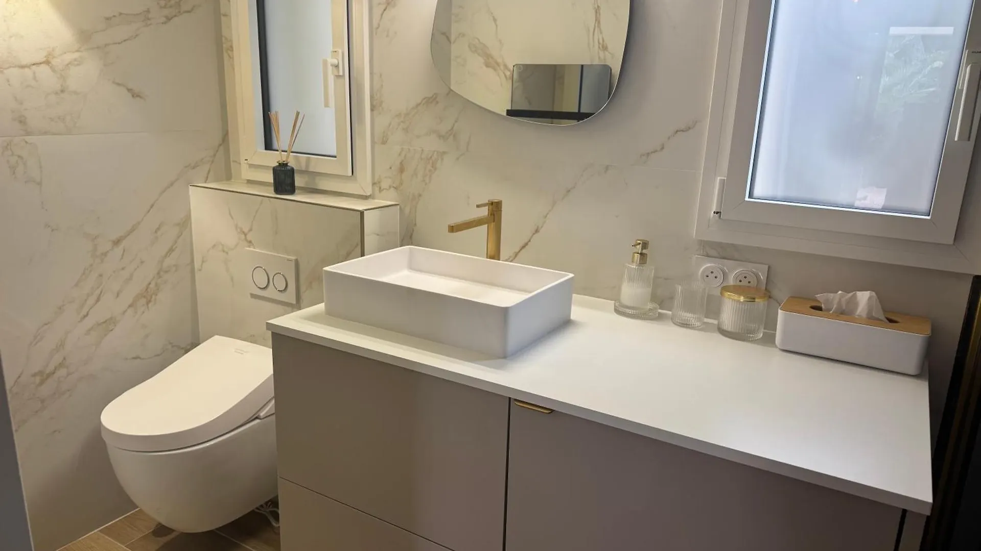 Yugen Palladio - Fully Renovated Studio On A Prime Location, Direct Beach Access, Heated Pool, Private Terrace & Patio, Private Parking Lot Saint-Raphael